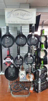 Sartenes de aluminio fundido, inducción total, recubiertas de piedra, no se pegan sin aceite, fácil limpieza. Resisten altas temperaturas incluso las del horno. De 18cm a 32cm.